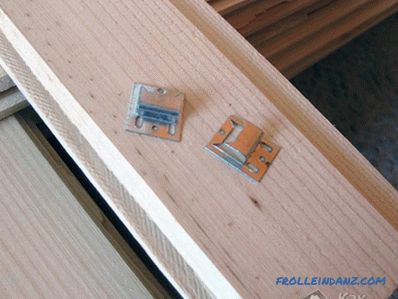 Comment fixer les panneaux muraux au plafond