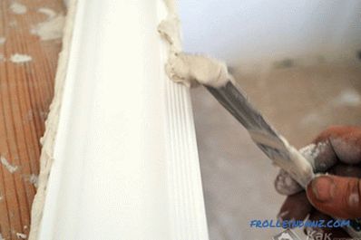 Comment coller le socle du plafond