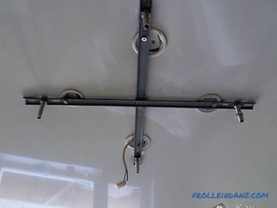 Comment accrocher un lustre au plafond (au crochet, avec une barre) + photo