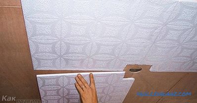 Comment coller une dalle de plafond - façons de coller une dalle de plafond + photo