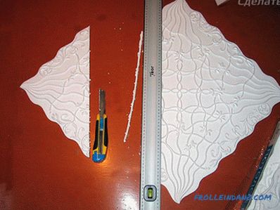 Comment coller une dalle de plafond - façons de coller une dalle de plafond + photo