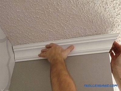 Comment coller un socle de plafond - on colle des filets + photo