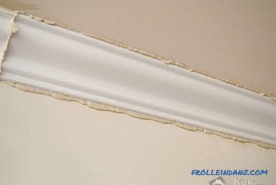 Comment coller un socle de plafond - on colle des filets + photo