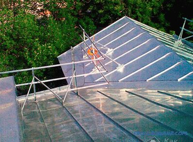 Comment couvrir le toit avec du fer - installation du toit en métal + photo