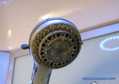 Comment laver la douche des taches de savon et du tartre à la maison