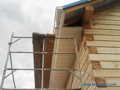 Variantes de limage des porte-à-faux du toit avec un soffite, des bâches ou du plastique + Vidéo