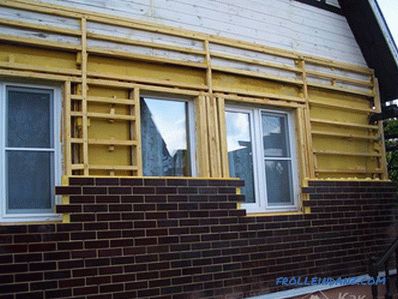 Finition de la façade de la maison avec des panneaux thermiques - Des panneaux thermiques sur la façade