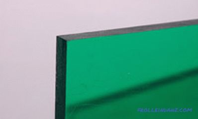 Types de polycarbonate, dimensions des feuilles, structure et gamme de couleurs