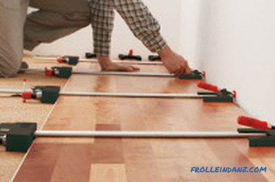 Moyens de poser le plancher sur la base et sur les bûches (photo et vidéo)
