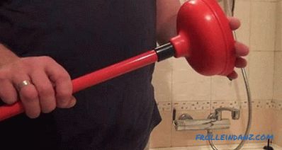 Comment nettoyer le sabot dans la salle de bain avec leurs propres mains