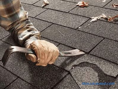 Réparez le toit d'une maison privée faites-le vous-même