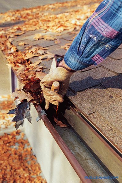 Réparez le toit d'une maison privée faites-le vous-même