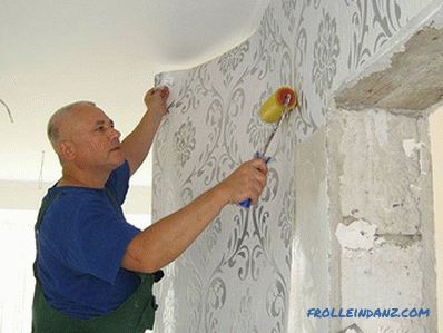 Comment coller du papier peint en vinyle sur les murs et le plafond (+ photos)