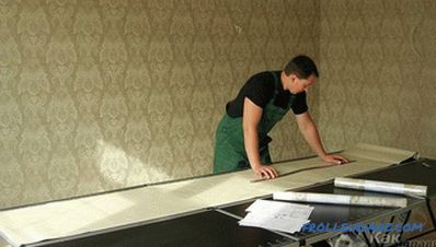 Comment coller du papier peint en vinyle sur les murs et le plafond (+ photos)
