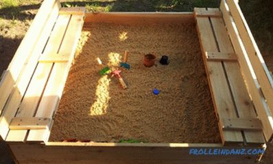 Bac à sable pour enfants avec une couverture de leurs propres mains + Photo
