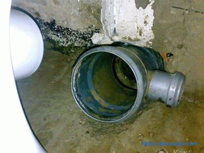 Raccordement d'une cuvette de toilette avec un tuyau d'égout