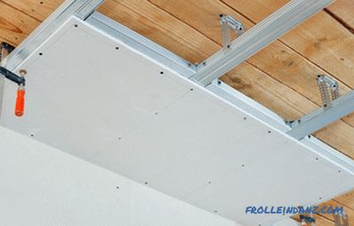 Fixation de plaques de plâtre sur un plafond en bois: options
