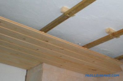 Comment fixer la doublure sur le plafond et les murs avec klyaymerov
