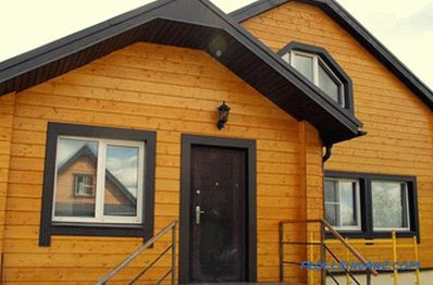 Décorer la maison avec des panneaux extérieurs en bois et un pavillon